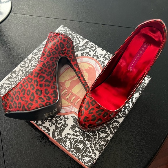Pleasers Heels TEEZE-37 Bordello Pumps
Red Cheetah size 6 - Picture 3 of 5
